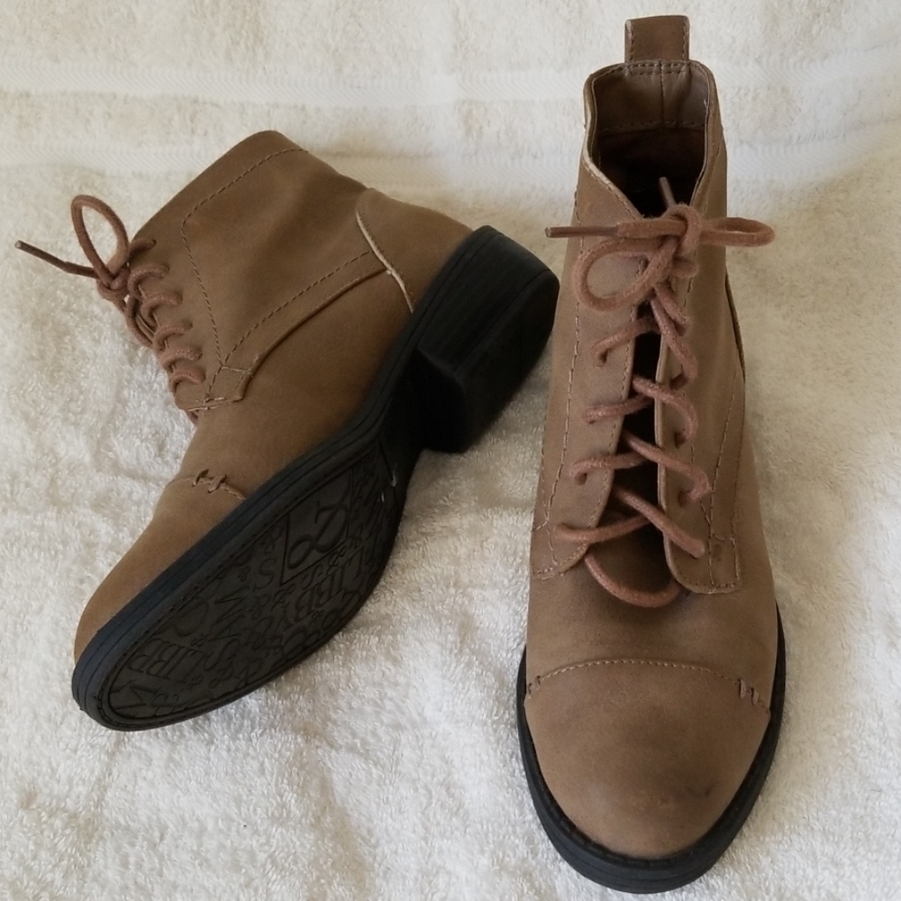 Sam & Libby Brown Lace Up Boots in Size 6.5
